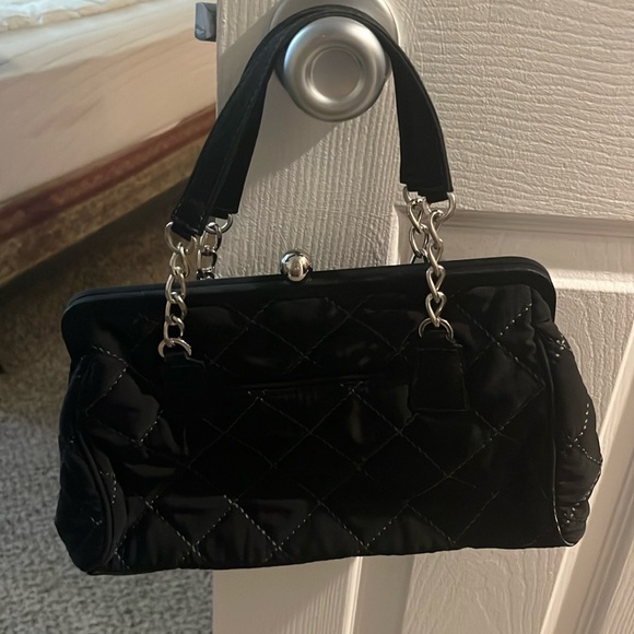 Vera Bradley Handbags - Vera Bradley Magnetic Silver Ball Lock Quilted Black Hangbag - EUC